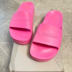 Balenciaga chunky pool slides